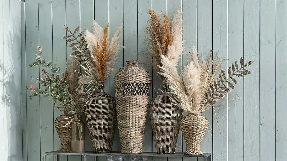Trockenblumen-in-Rattan-Vasen