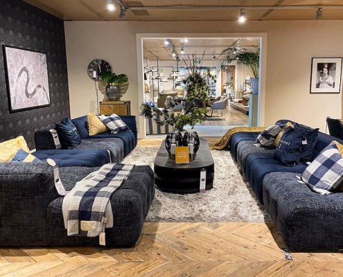 Riviéra Maison Sofa Jones in Blau im Showroom Amsterdam