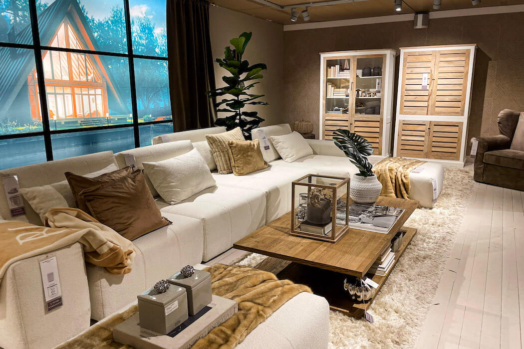 Riviéra Maison Sofa Brandon mit Pacifica Schränken im Showroom Amsterdam