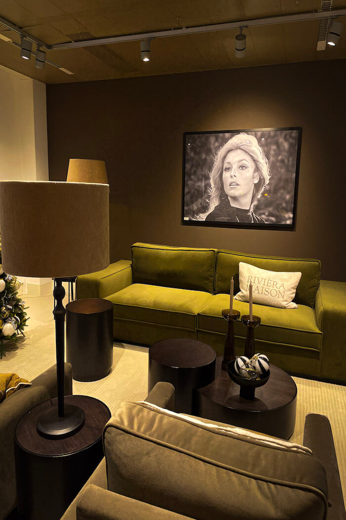 Riviéra Maison grènes Sofa im Showroom Amsterdam