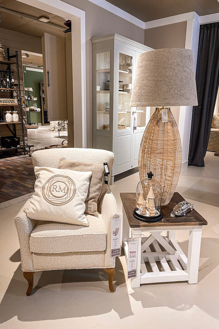 Riviéra Maison Sessel Cavendish mit RM Logo-Kissen im Showroom Amsterdam