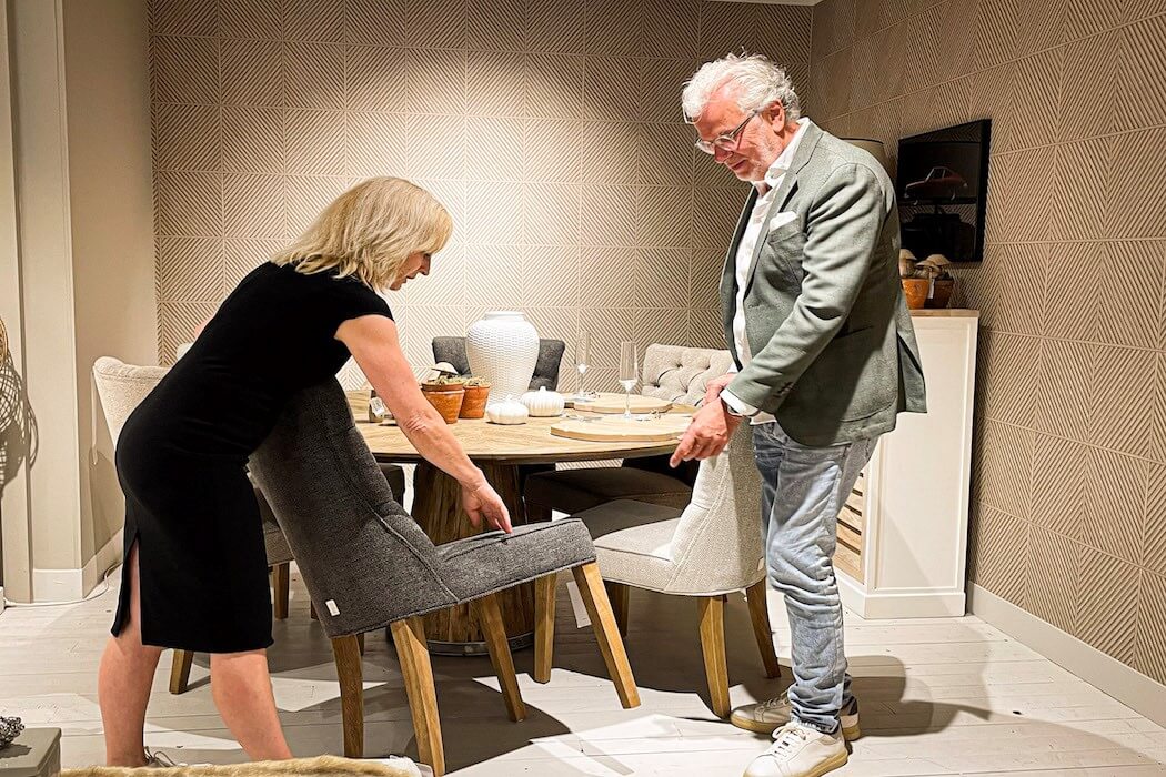 Riviéra Maison Inhaber Henk Teunissen zeigt Ingrid Kuehn neue Stoffe