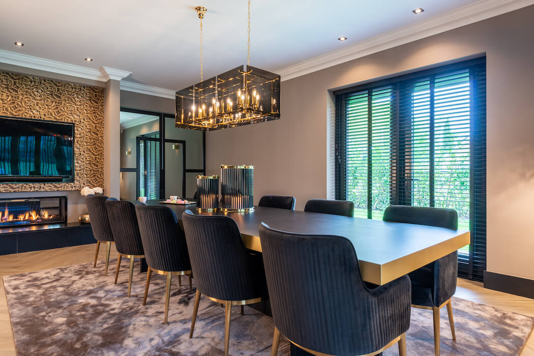 Richmond Interiors Esszimmer mit schwarzen Samtstühlen