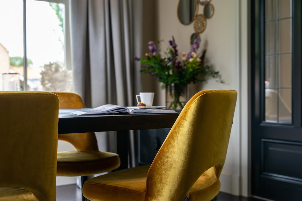 Richmond Interiors Tisch Blax + Samtstühle