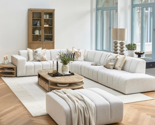 Weißes Riviera Maison Sofa Dazzle in einem großen Wohnraum mit Couchtisch und Schrank