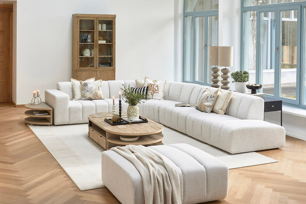 Weißes Riviera Maison Sofa Dazzle in einem großen Wohnraum mit Couchtisch und Schrank