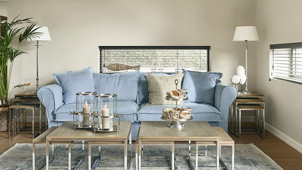 maritime Einrichtung mit hellblauem Sofa