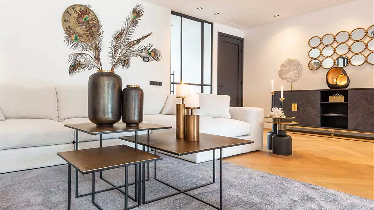 Moderne Einrichtung mit weissem Sofa