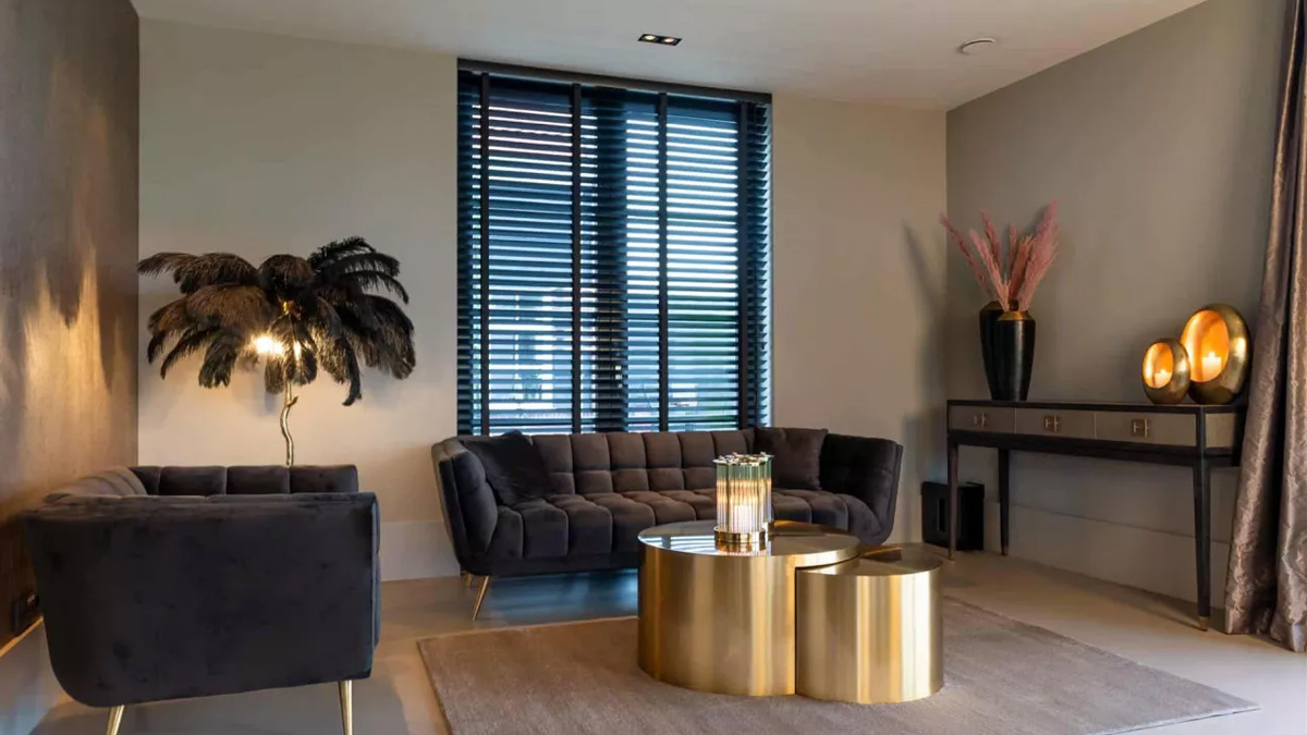 Moderne Einrichtung im Wohnbereich mit Sofa