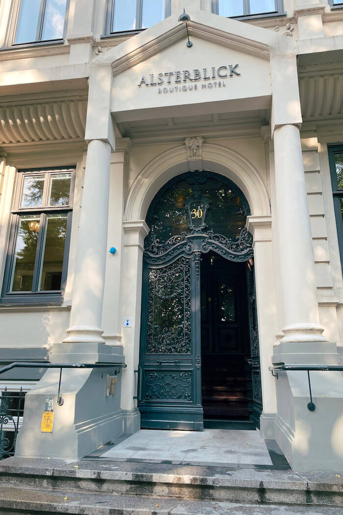 Eingangsportal des Hotels Alsterblick in Hamburg