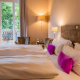 Zimmer mit Bett im Hotel Alsterblick