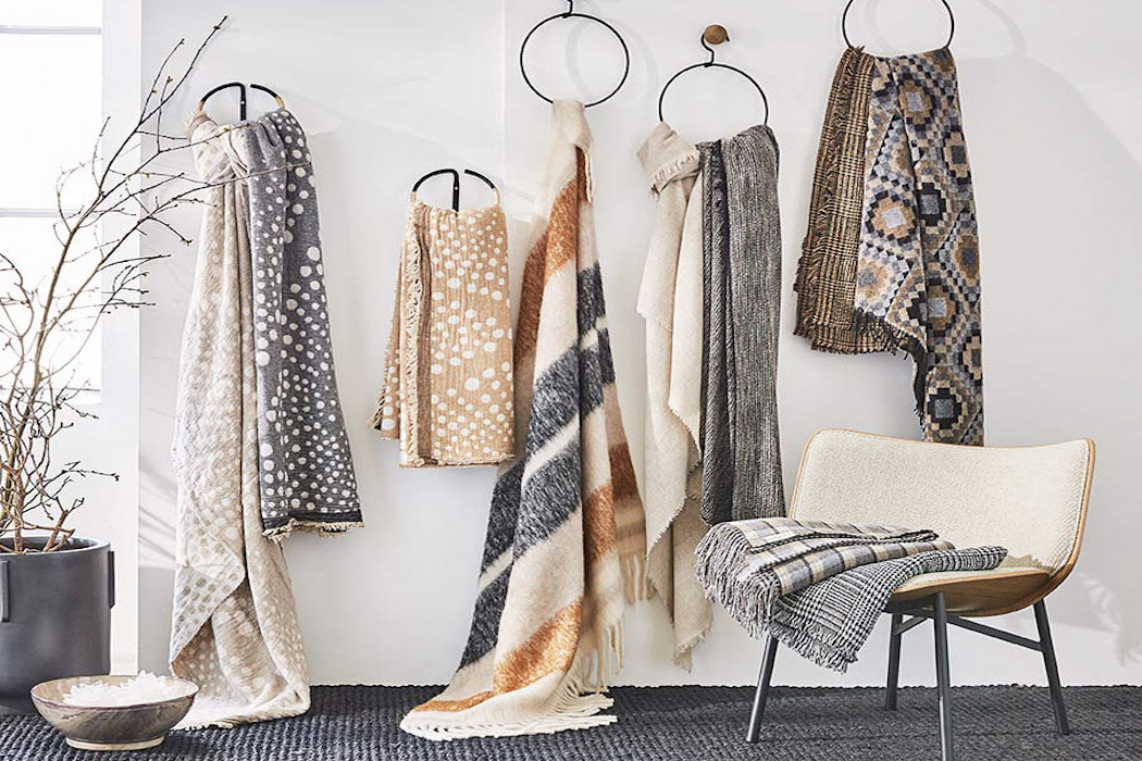 Proflax Decken und Plaids in Herbst-Farben hängend