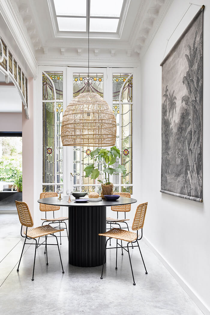 HK living Esstisch mit grosser Geflechtlampe