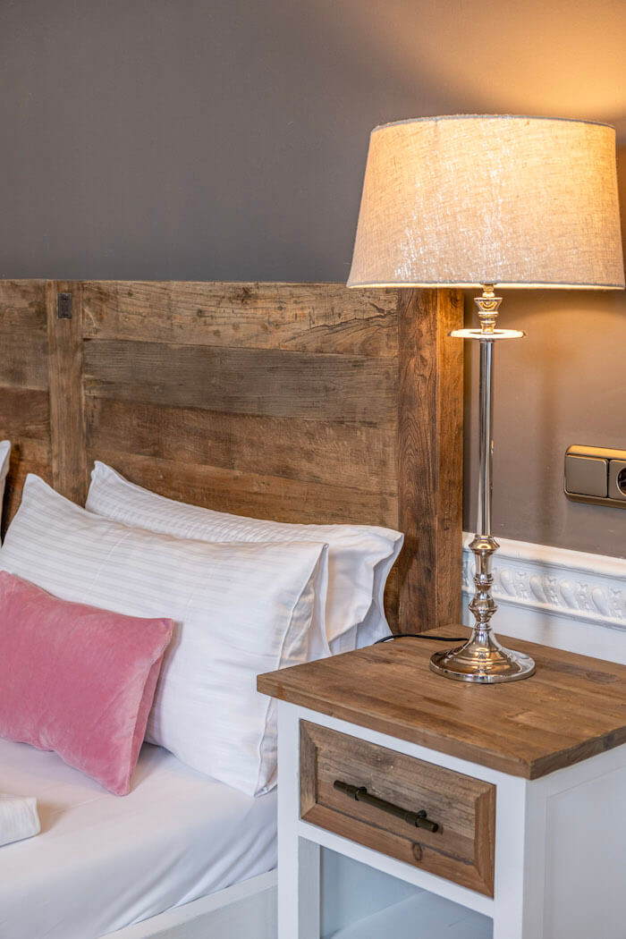 Nachttisch mit Rivièra Maison Lampe L´Hotel im Hotel Alsterblick Hamburg