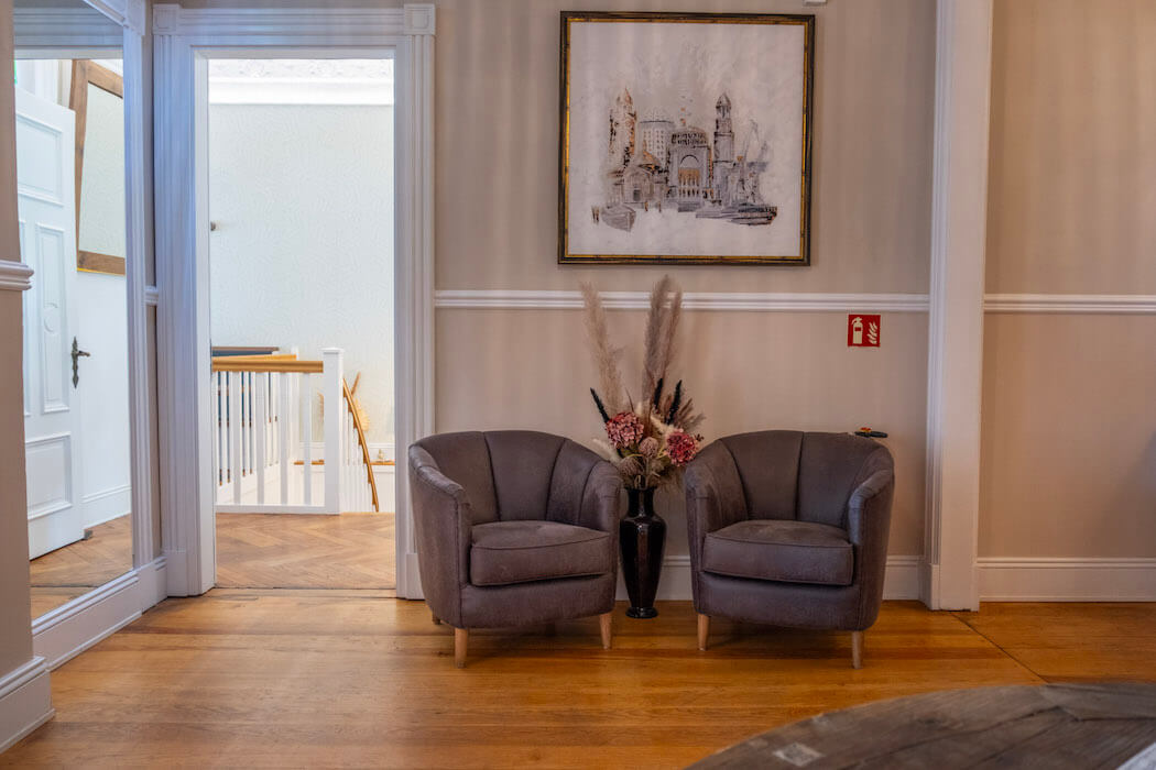 Foyer des Hotels Alsterblick in Hamburg mit Riviéra Maison Sessel Rue Royal