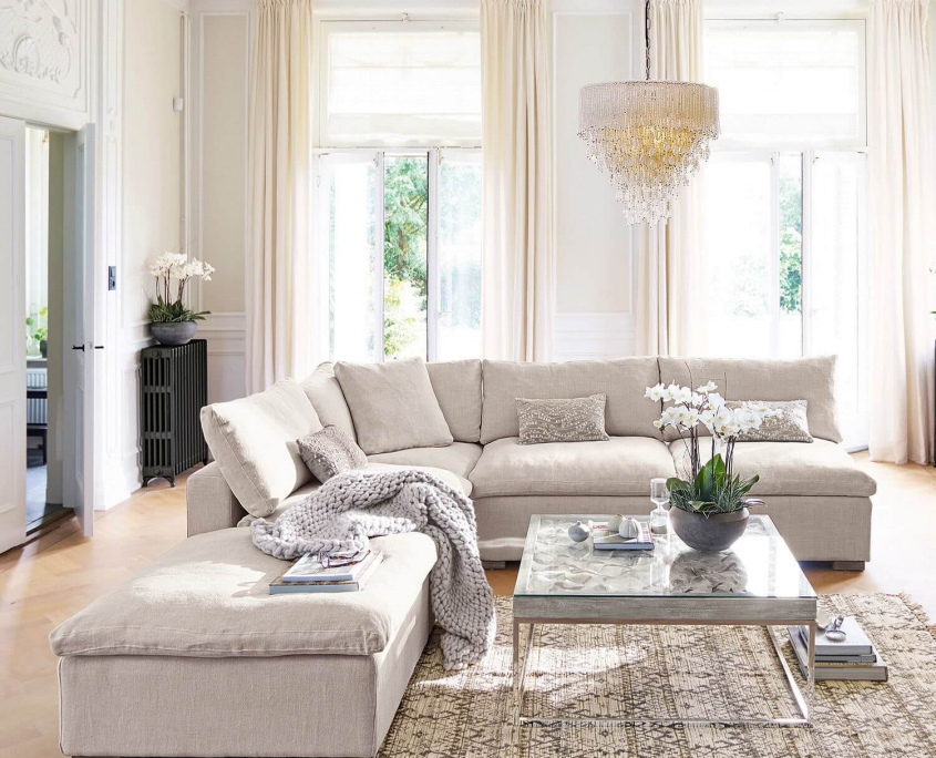 Beigetöne im Wohnzimmer mit Ecksofa