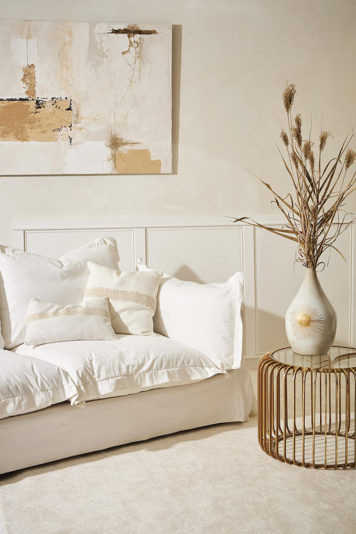 Weisses Sofa in Wohnraum mit Deko