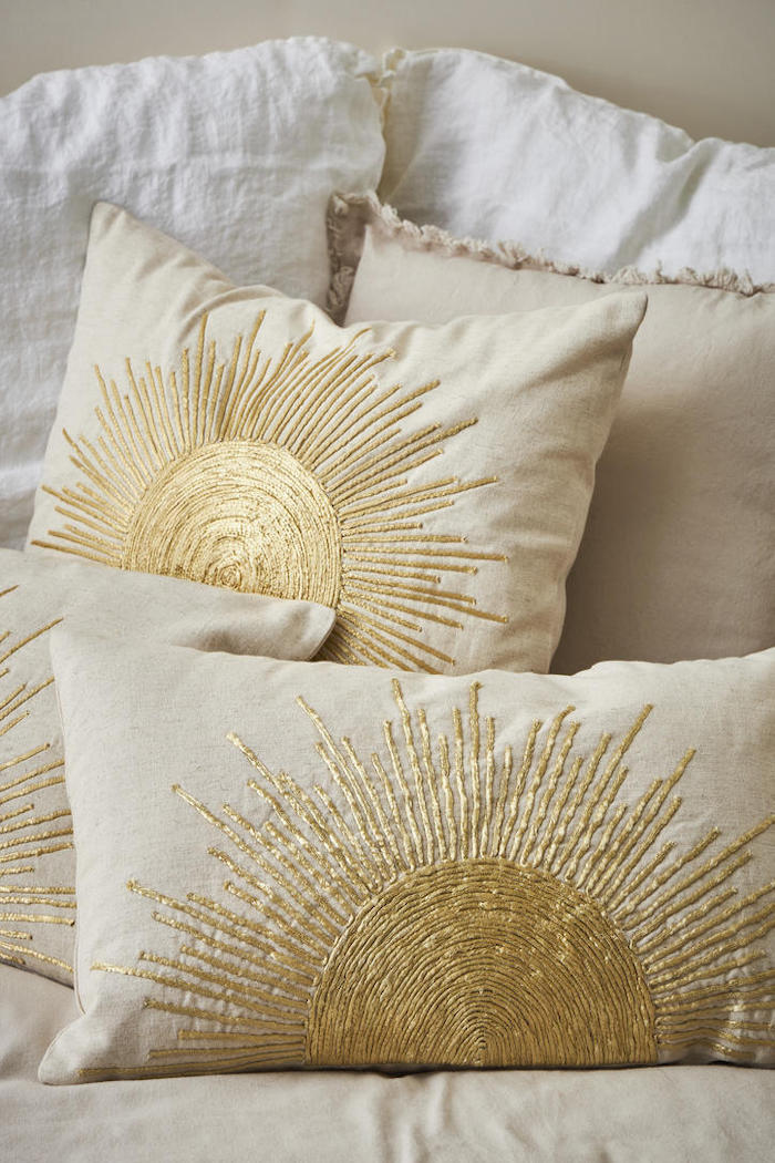 Kissen in Weiss und Gold von Cote Table