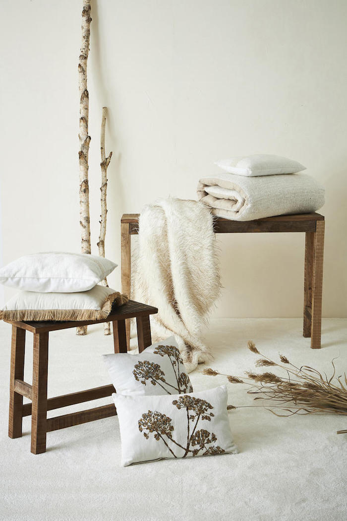 Textilien von Cote Table in hellen Farben