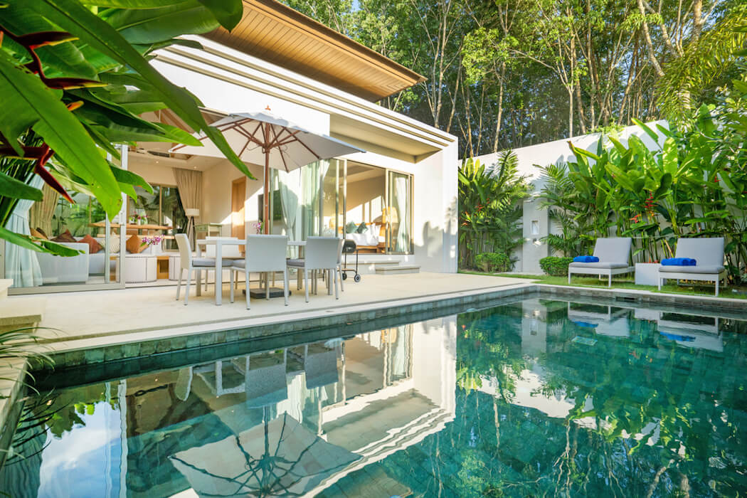 Haus mit Gartenpool und schöner Randbepflanzung