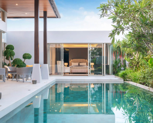 Haus mit Pool und Terrassenüberdachung