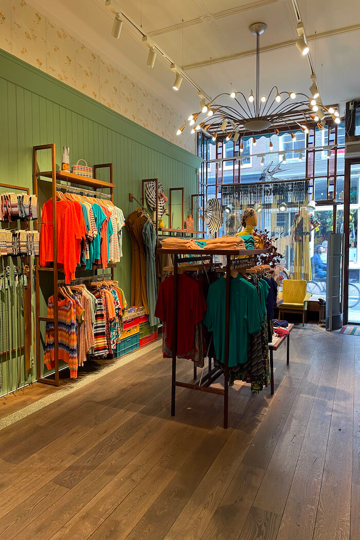 Amsterdam Shopping im King Louie Store wo bunte Bekleidung verkauft wird