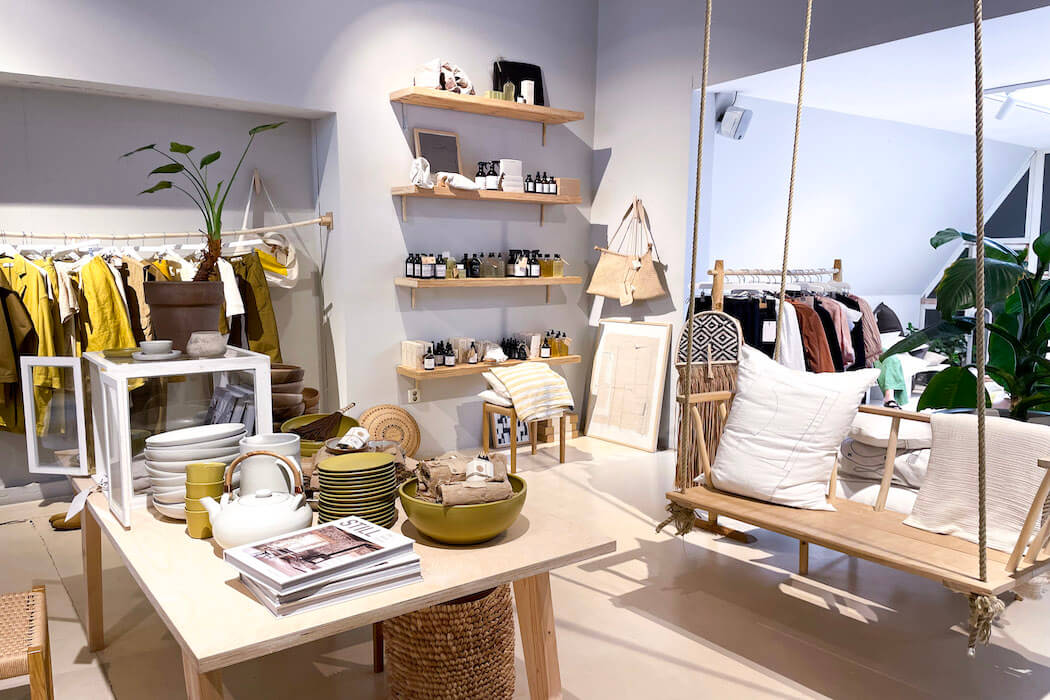 Amsterdam Shopping im Sukha Conceptstore mit Hängeschaukel von innen