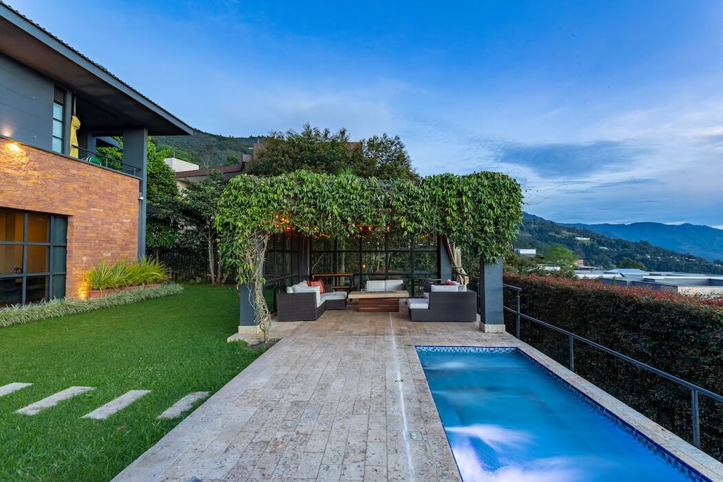 Haus mit Pool und überdachtem Sitzbereich