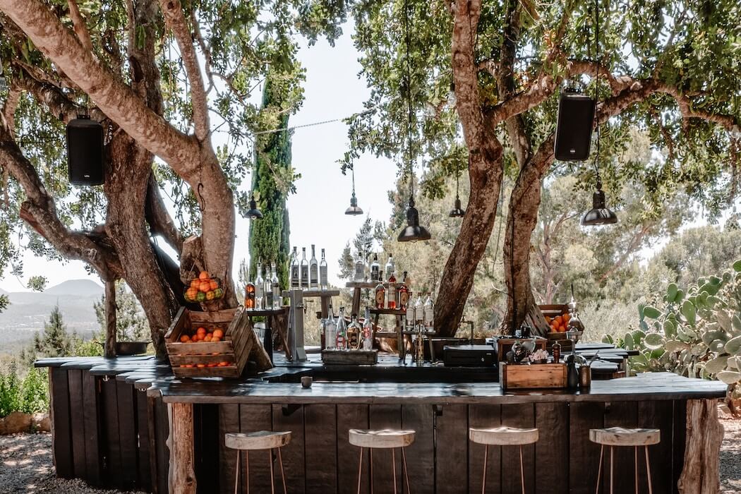 Outdoor-Bar auf Ibiza im Boho-Style