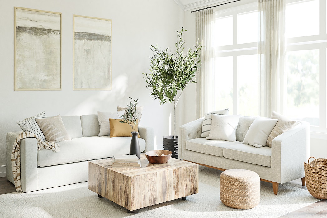 Schönes Wohnen in hellem Wohnraum mit weissen Sofas