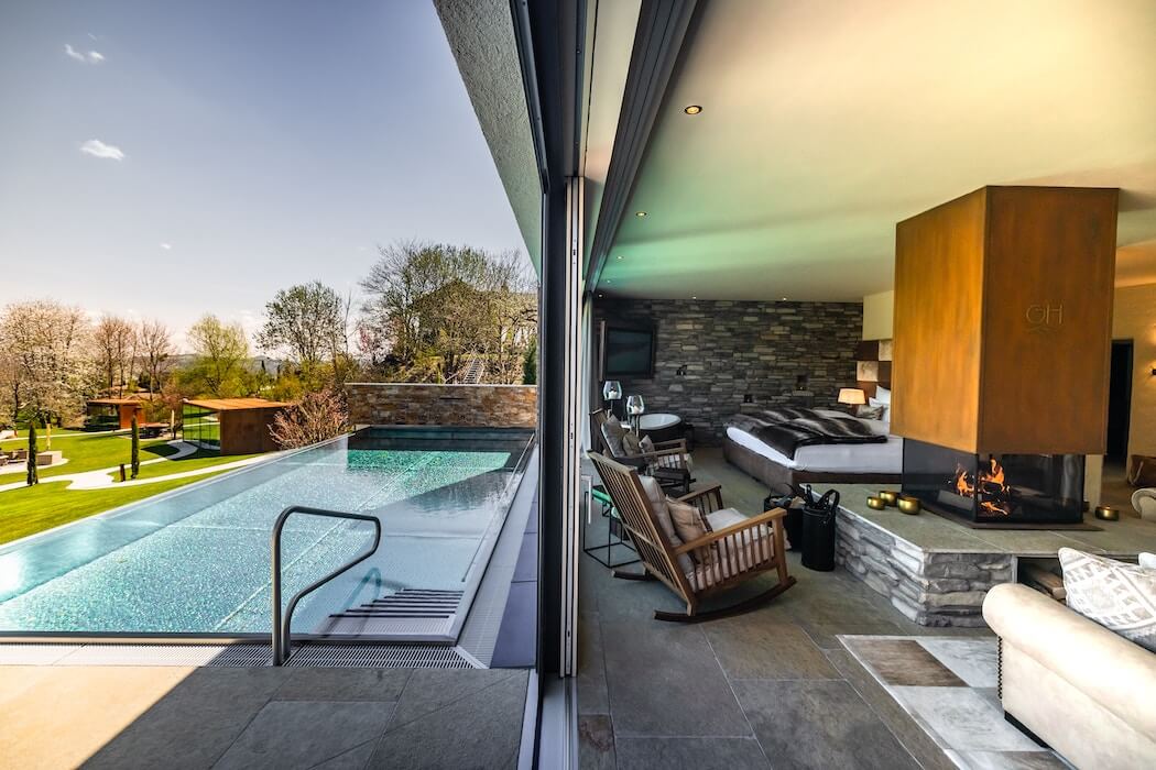 Outdoor-Pool mit nahtlosem Übergang ins Haus