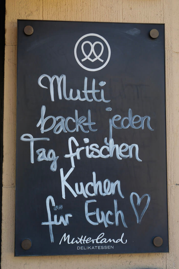 Mutterland Tafel mit Angeboten am Eppendorfer Baum