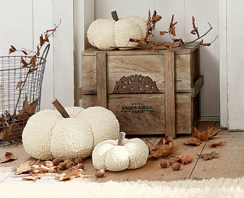 Herbst Deko mit weißen Kürbissen
