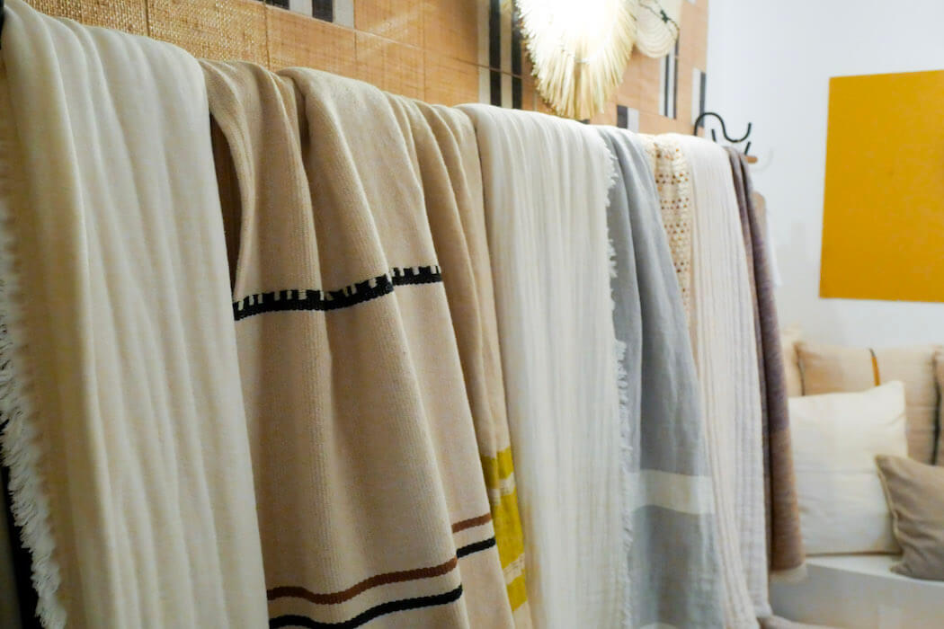 Plaids und Decken bei Bon Voyage Interieur in Hamburg Eppendorf