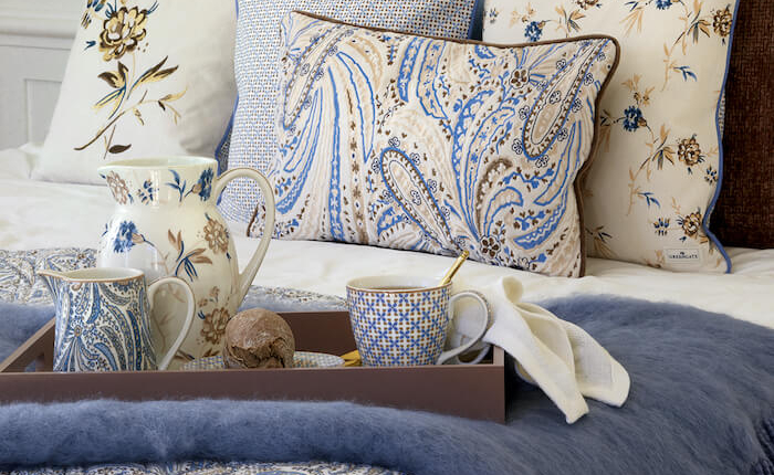 Uma Kissen und Bettüberwurf von Greengate auf einem Bett in blau-beige Tönen