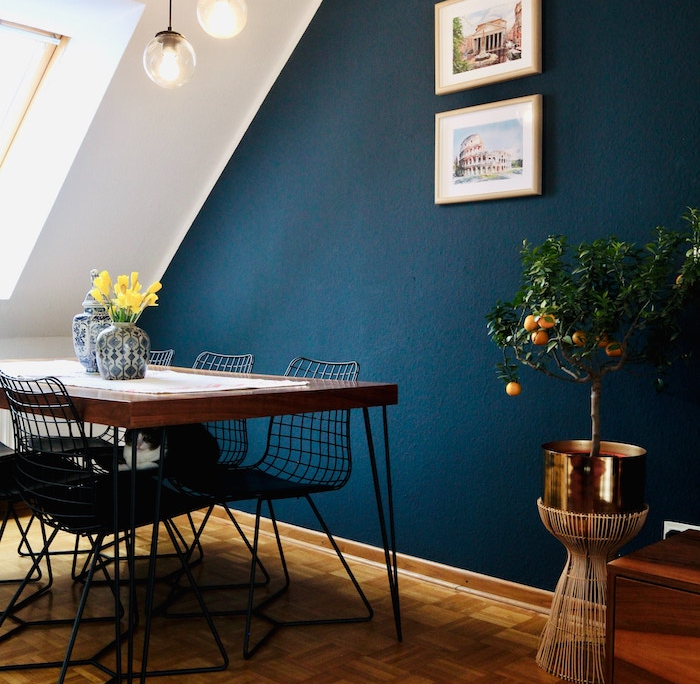 Taubenblaue Wandfarbe im Wohnraum