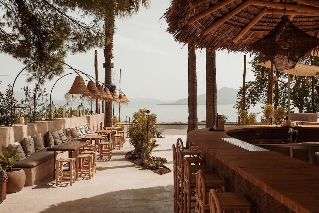 Strandbar des Restaurant Catano mit Bambus-Möbeln von Tine K