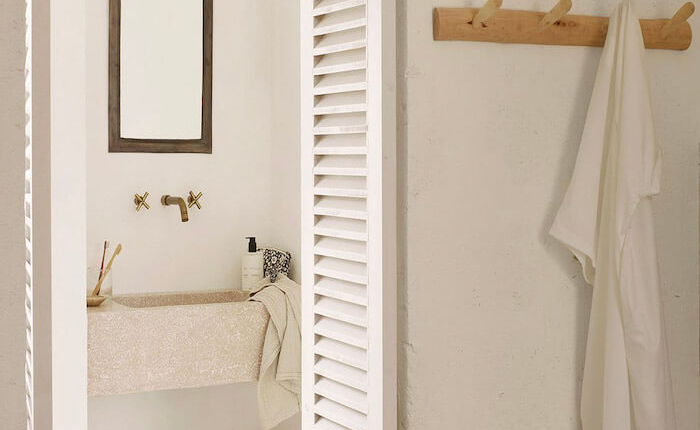 Badezimmer mit Tine K Korb und Handtüchern
