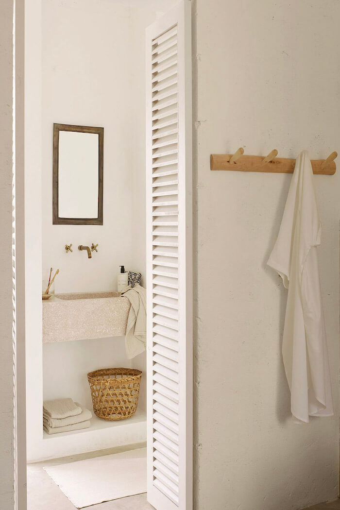 Badezimmer mit Tine K Korb und Handtüchern