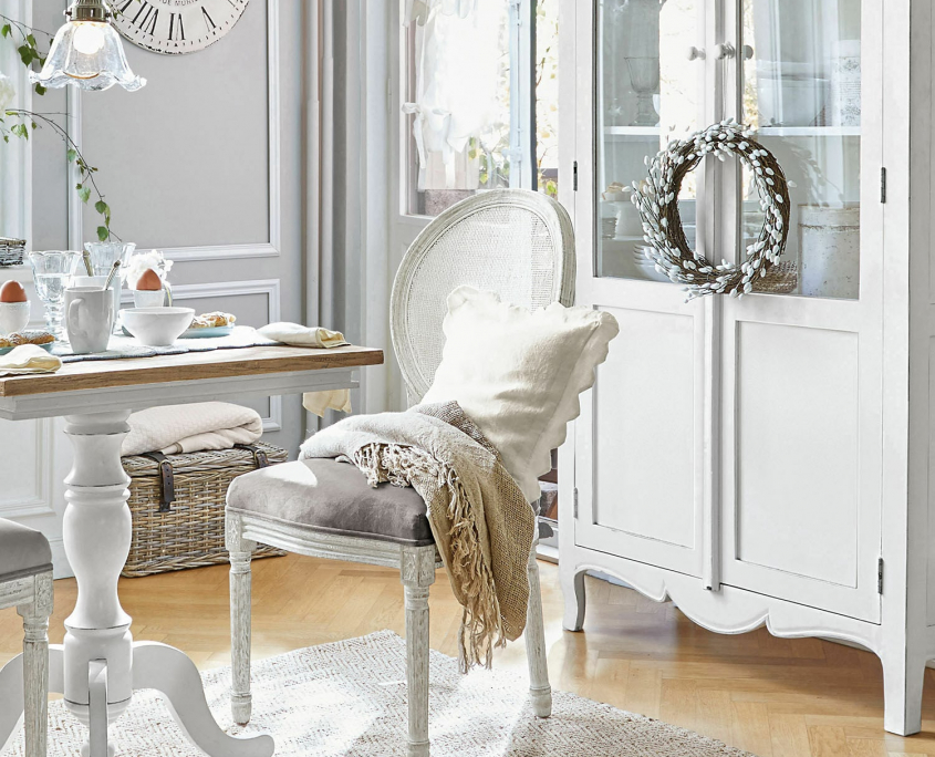 Shabby Chic Küche mit Vitrinenschrank in Weiß und Tisch und Stühlen von Loberon
