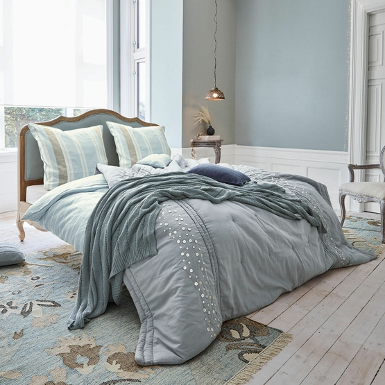 Shabby Chic Bett mit hellblauer Bettwäsche