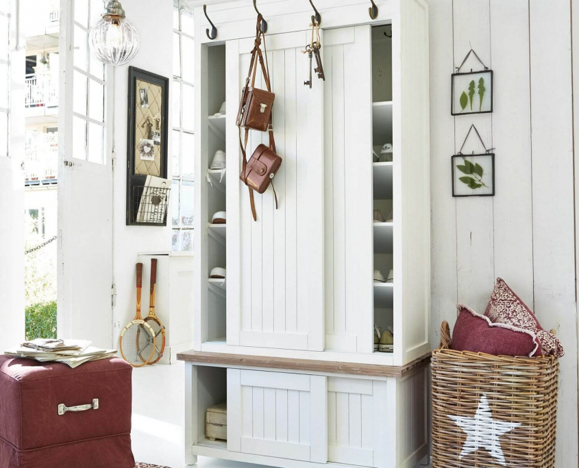 Weiße Landhausmöbel mit Garderobe im Flur