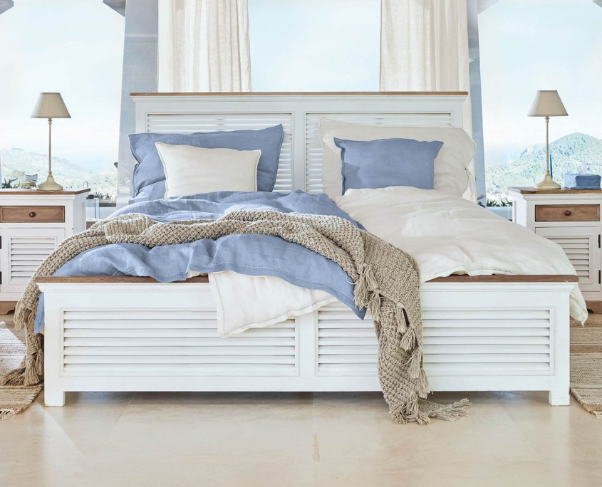 Weiße Landhausmöbel mit Bett mit Lammellen