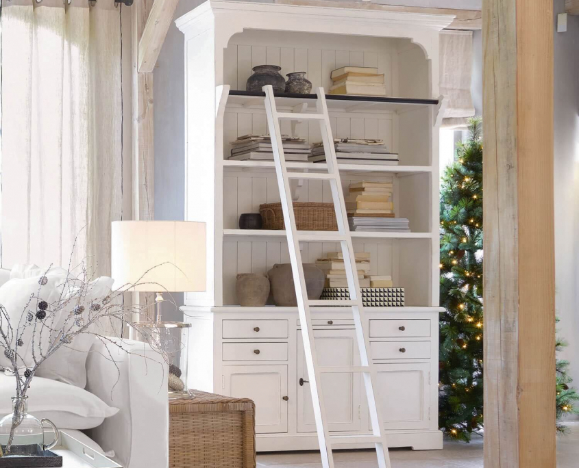 Weiße Landhausmöbel hier ein Bücherschrank mit Leiter