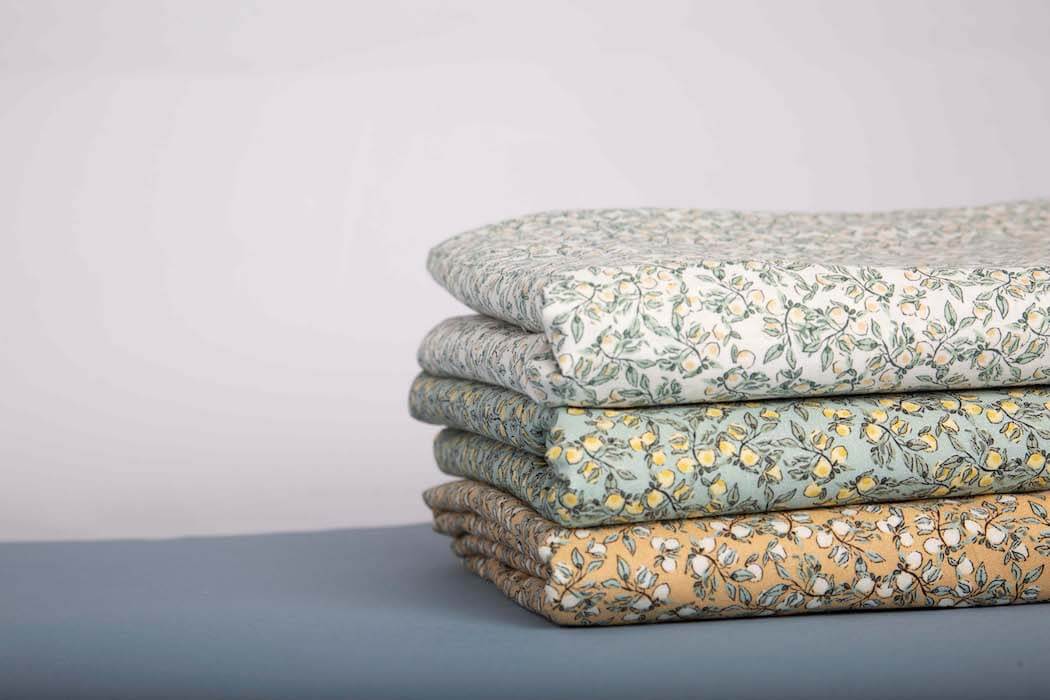 Au Maison Picknickdecke in drei Farbtönen - Weiß, Mint, Beige - jeweils demselben Blumenmuster