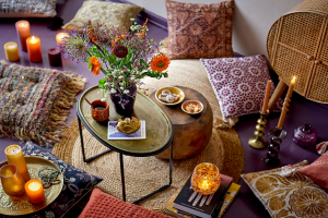 Bloomingville Kerzenhalter in einem Wiohnraum im Boho-Style mit Bodenkissen