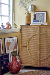 Bloomingville Kommode mit Vase und Büchern