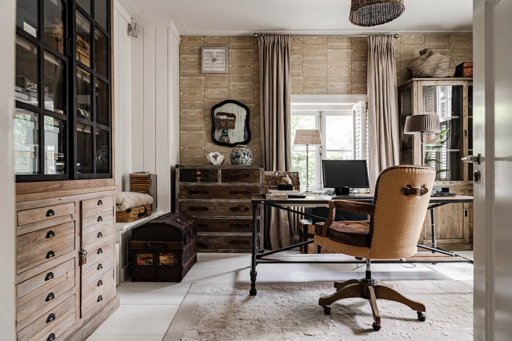 Büro im Rivièra Maison Stil zuhause beim Inhaber der Firma