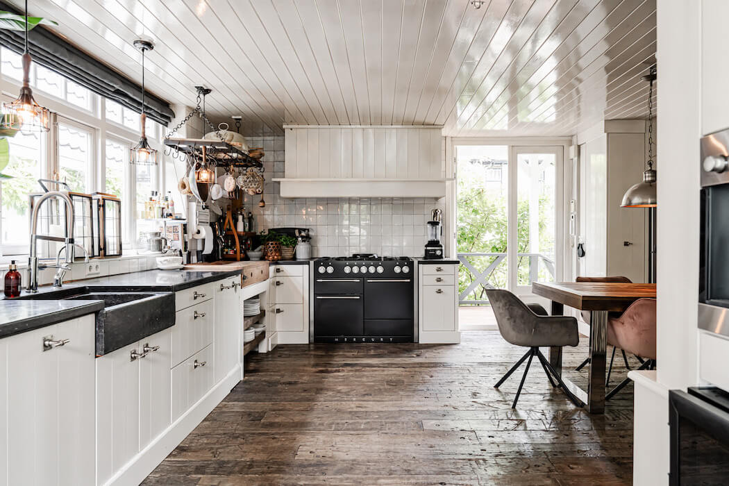 Die Küche im Haus von Rivièra Maison Gründer Henk Teunissen