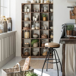 Ib Laursen Möbel in einer Küche stehend - regal an der Wand und Hocker am Tresen